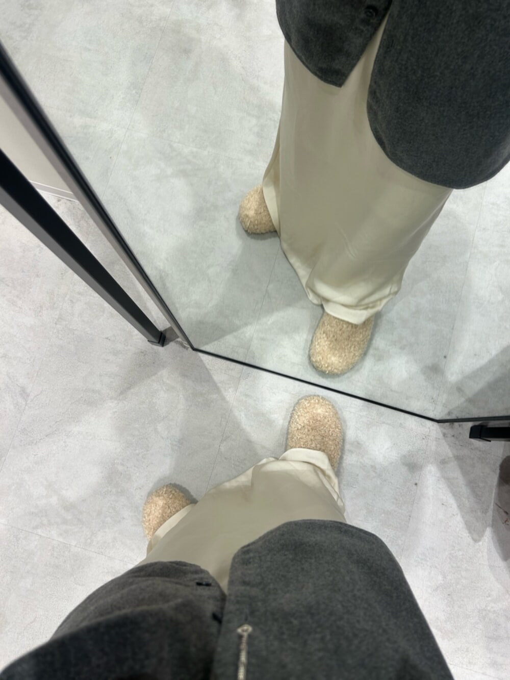 ブラック系のブルゾン、ホワイト系のスリッポン、グレー系のシャツ/ブラウスを着用したレディースの秋コーディネートの6枚目の写真