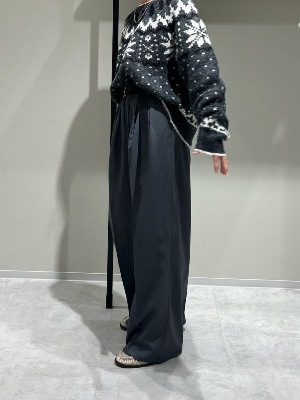 ベージュ系のローファー、グレー系のその他パンツ、ブラック系のニット/セーターを着用したレディースの冬コーディネートの5枚目の写真