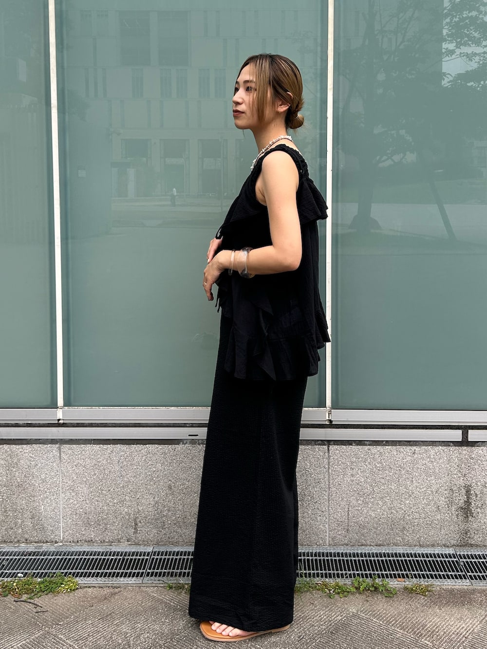 ブラック系のつなぎ/オールインワン、ブラック系のキャミソール、シルバー系のサンダルを着用したレディースの夏コーディネートの2枚目の写真