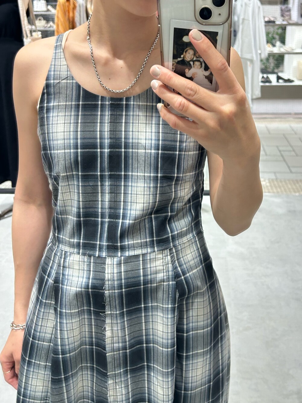 ブルー系のワンピース、ホワイト系のキャミソール、ブルー系のデニムパンツを着用したレディースの夏コーディネートの7枚目の写真