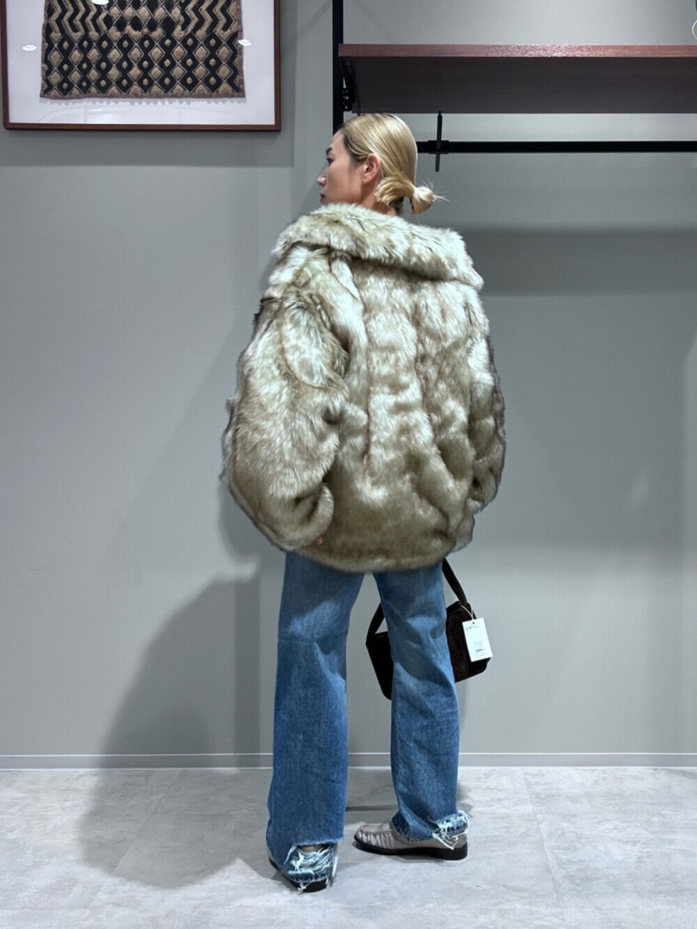 グレー系のスウェット、ベージュ系のローファー、ベージュ系のダウンジャケット/コートを着用したレディースの秋コーディネートの3枚目の写真