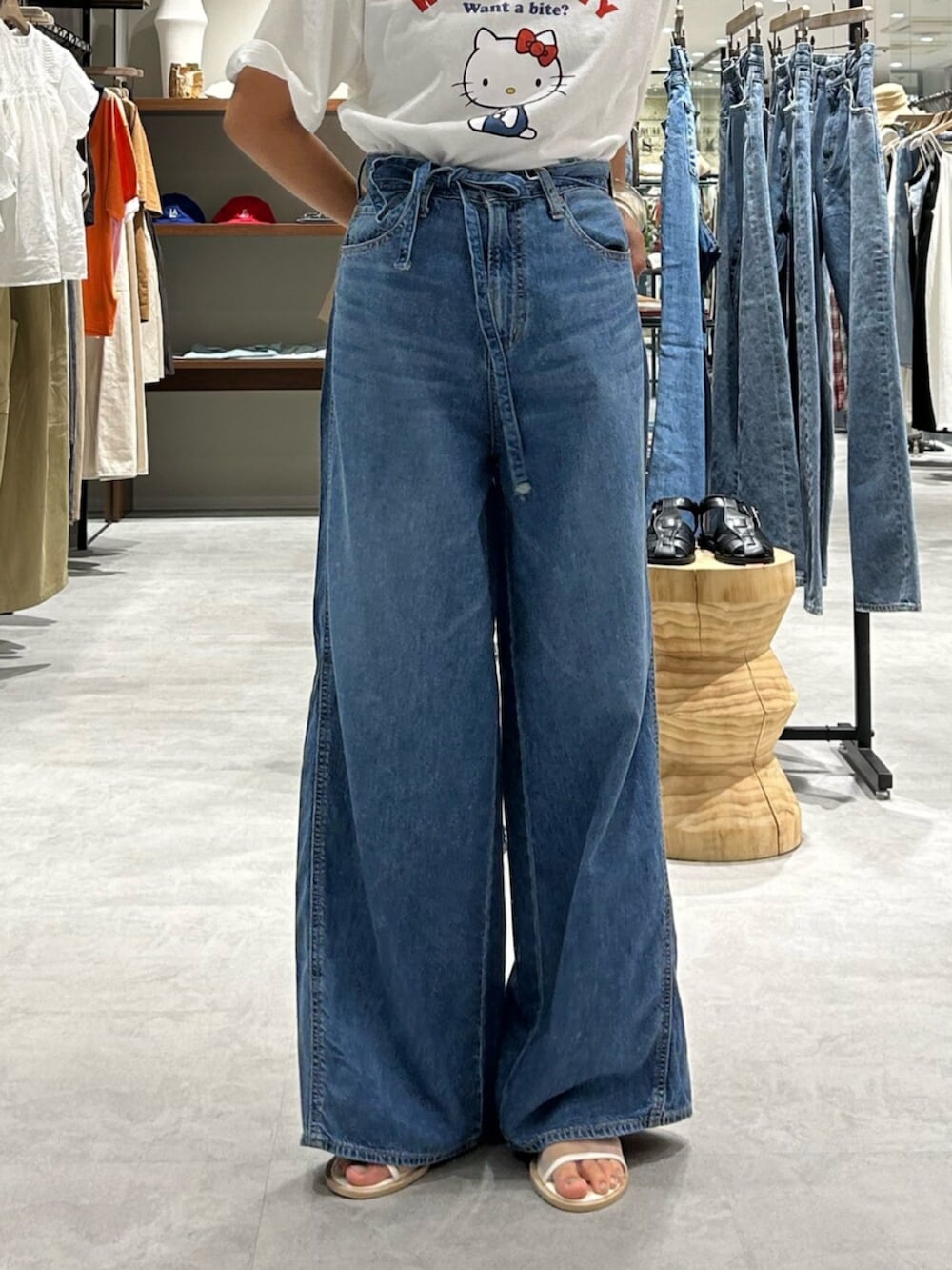 ホワイト系のサンダル、ブルー系のデニムパンツ、ホワイト系のTシャツ/カットソーを着用したレディースの夏コーディネートの5枚目の写真