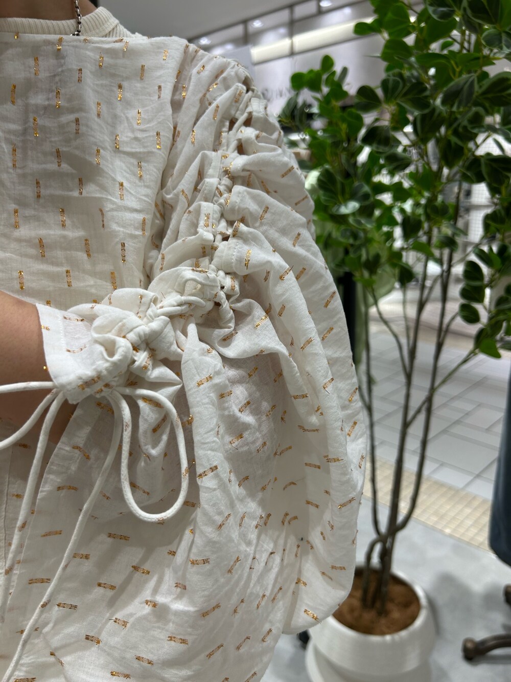 ホワイト系のワンピース、グリーン系のショルダーバッグを着用したレディースの夏コーディネートの4枚目の写真