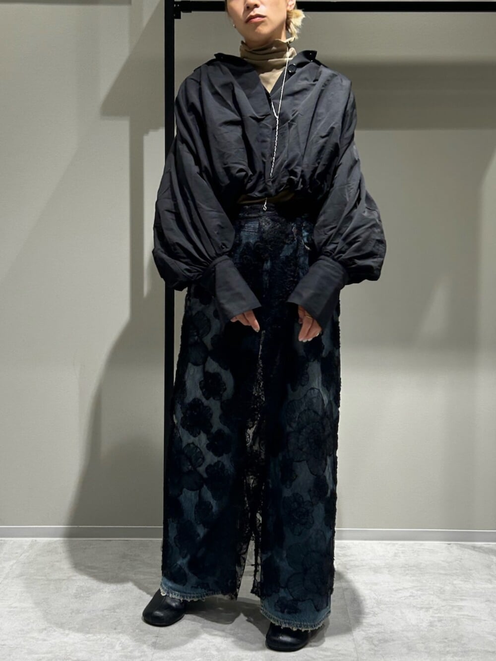 ブルー系のデニムパンツ、ブラック系のブルゾン、ホワイト系のTシャツ/カットソーを着用したレディースの秋コーディネートの4枚目の写真