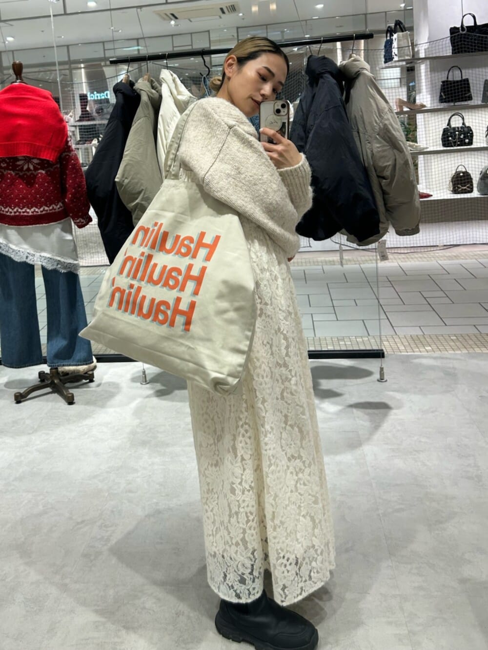 ホワイト系のトートバッグ、ホワイト系のワンピース、ホワイト系のニット/セーターを着用したレディースの冬コーディネートの2枚目の写真