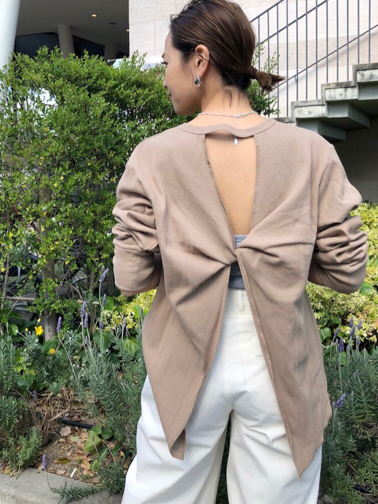 ホワイト系のその他パンツ、ベージュ系のTシャツ/カットソー、シルバー系のネックレスを着用したレディースの春コーディネートの2枚目の写真