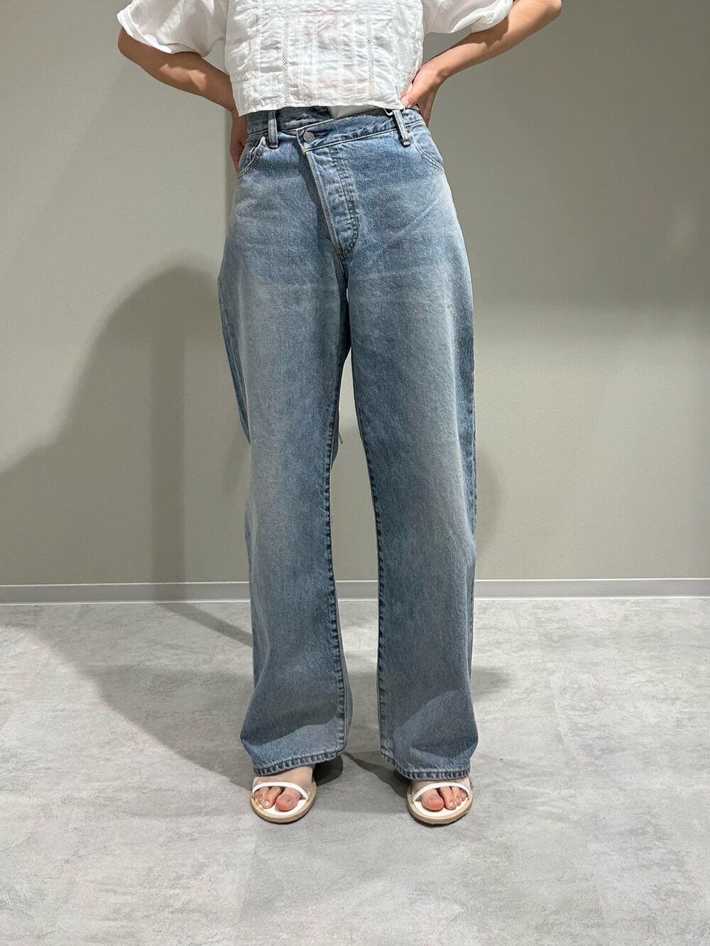 ブルー系のデニムパンツ、ホワイト系のキャミソール、ホワイト系のTシャツ/カットソーを着用したレディースの春コーディネートの4枚目の写真