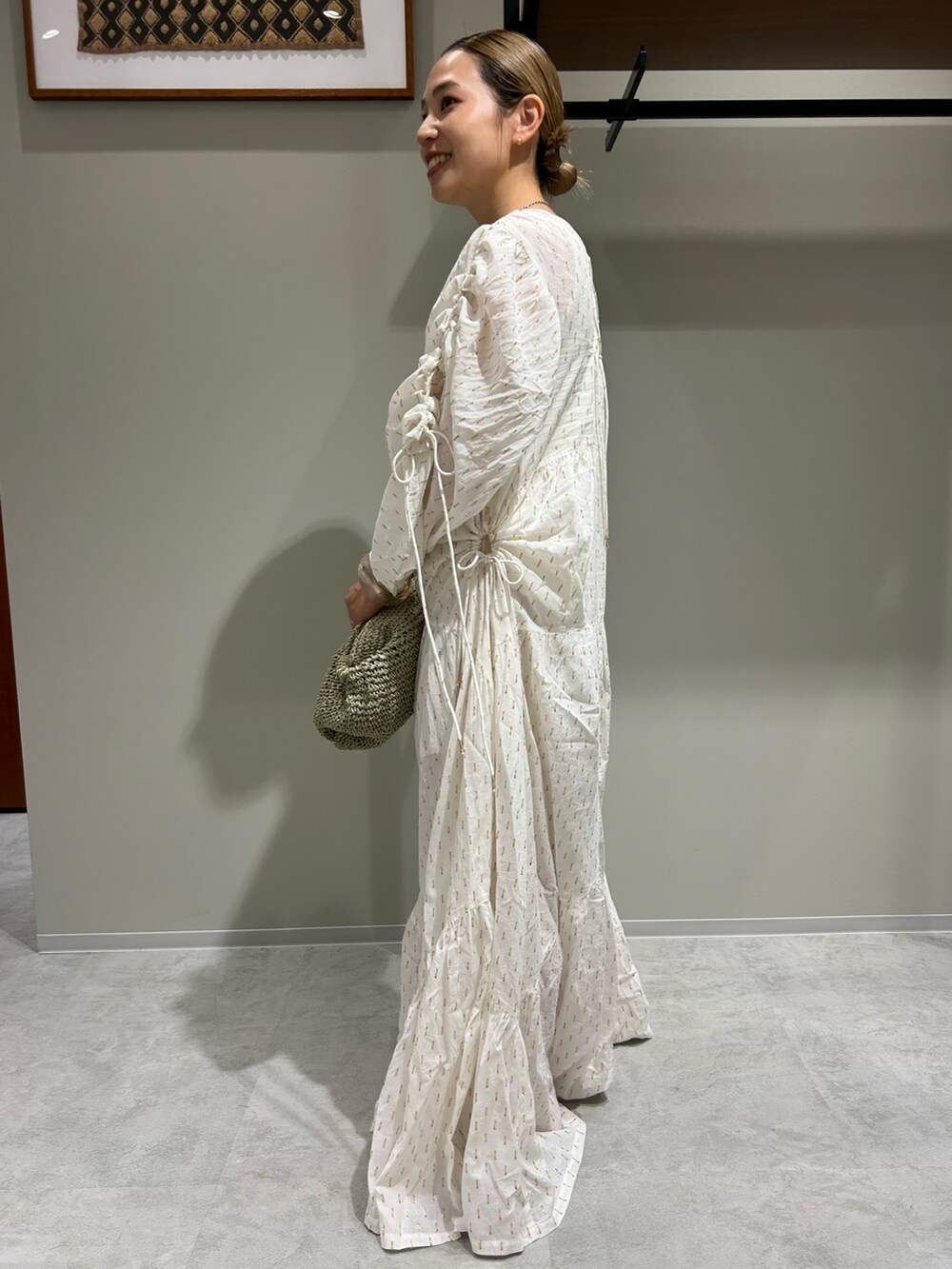 ホワイト系のワンピース、グリーン系のショルダーバッグを着用したレディースの夏コーディネートの2枚目の写真