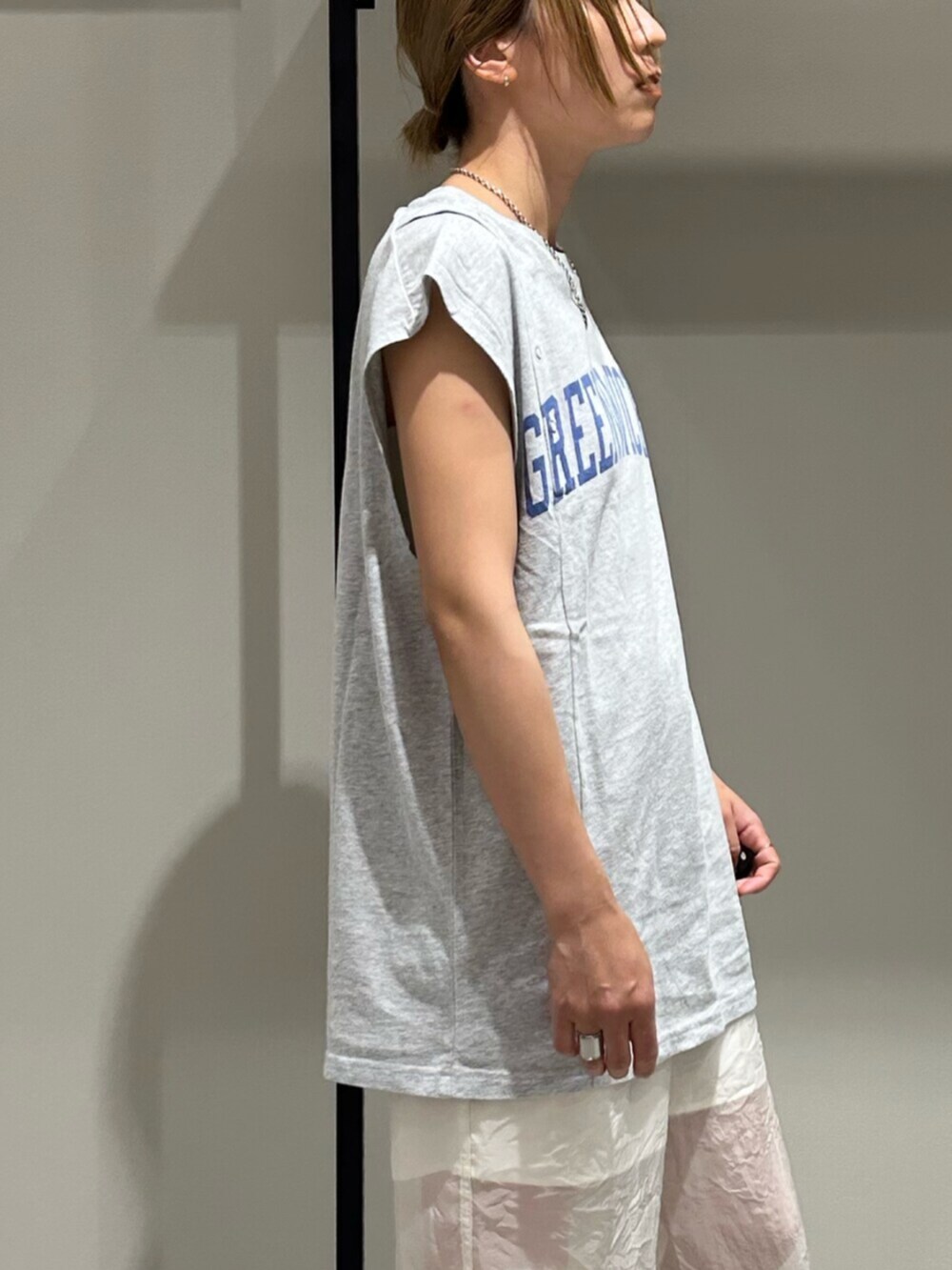 シルバー系のサンダル、ホワイト系のその他パンツ、グレー系のタンクトップを着用したレディースの春コーディネートの5枚目の写真