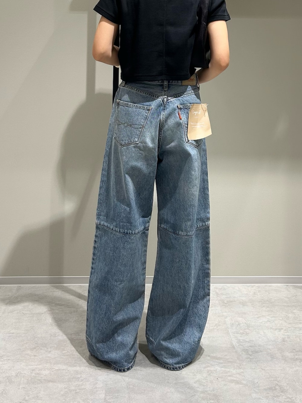 ホワイト系のサンダル、ブラック系のTシャツ/カットソー、ブラック系のハンドバッグを着用したレディースの夏コーディネートの10枚目の写真