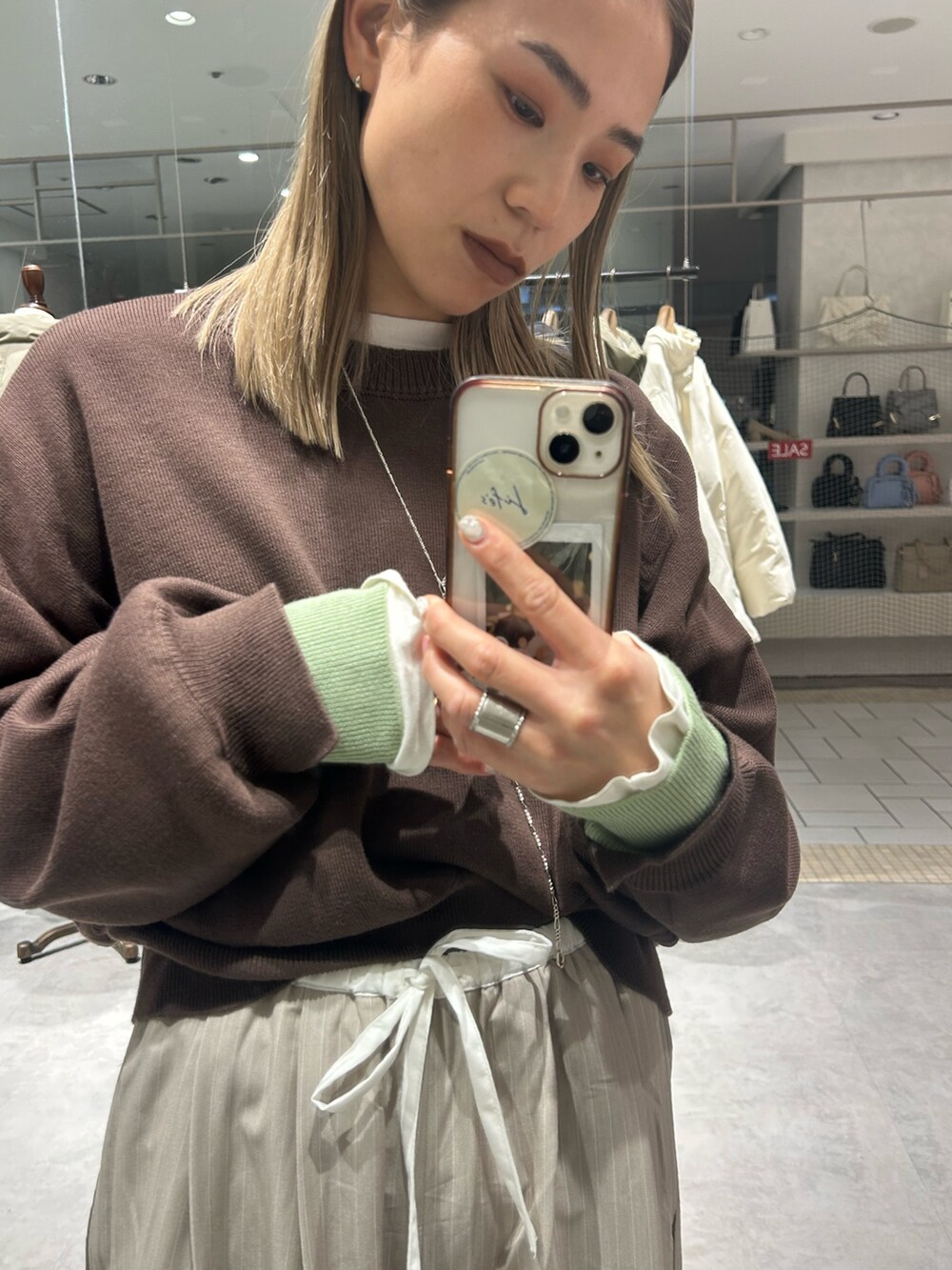 ベージュ系のその他パンツ、ブラウン系のニット/セーター、ホワイト系のTシャツ/カットソーを着用したレディースの冬コーディネートの4枚目の写真