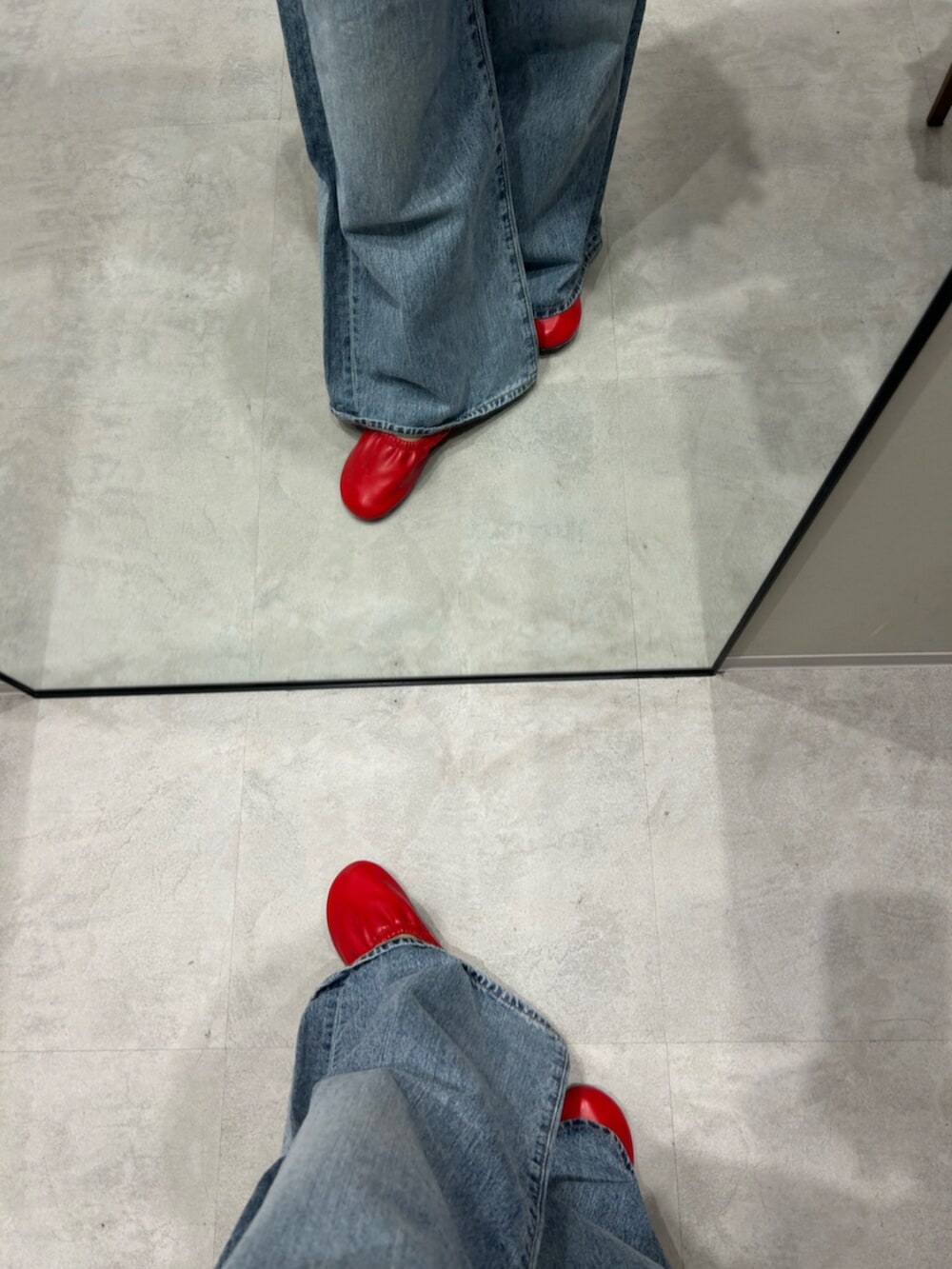 ブルー系のデニムパンツ、ホワイト系のカーディガン/ボレロ、ブルー系のシャツ/ブラウスを着用したレディースの冬コーディネートの5枚目の写真