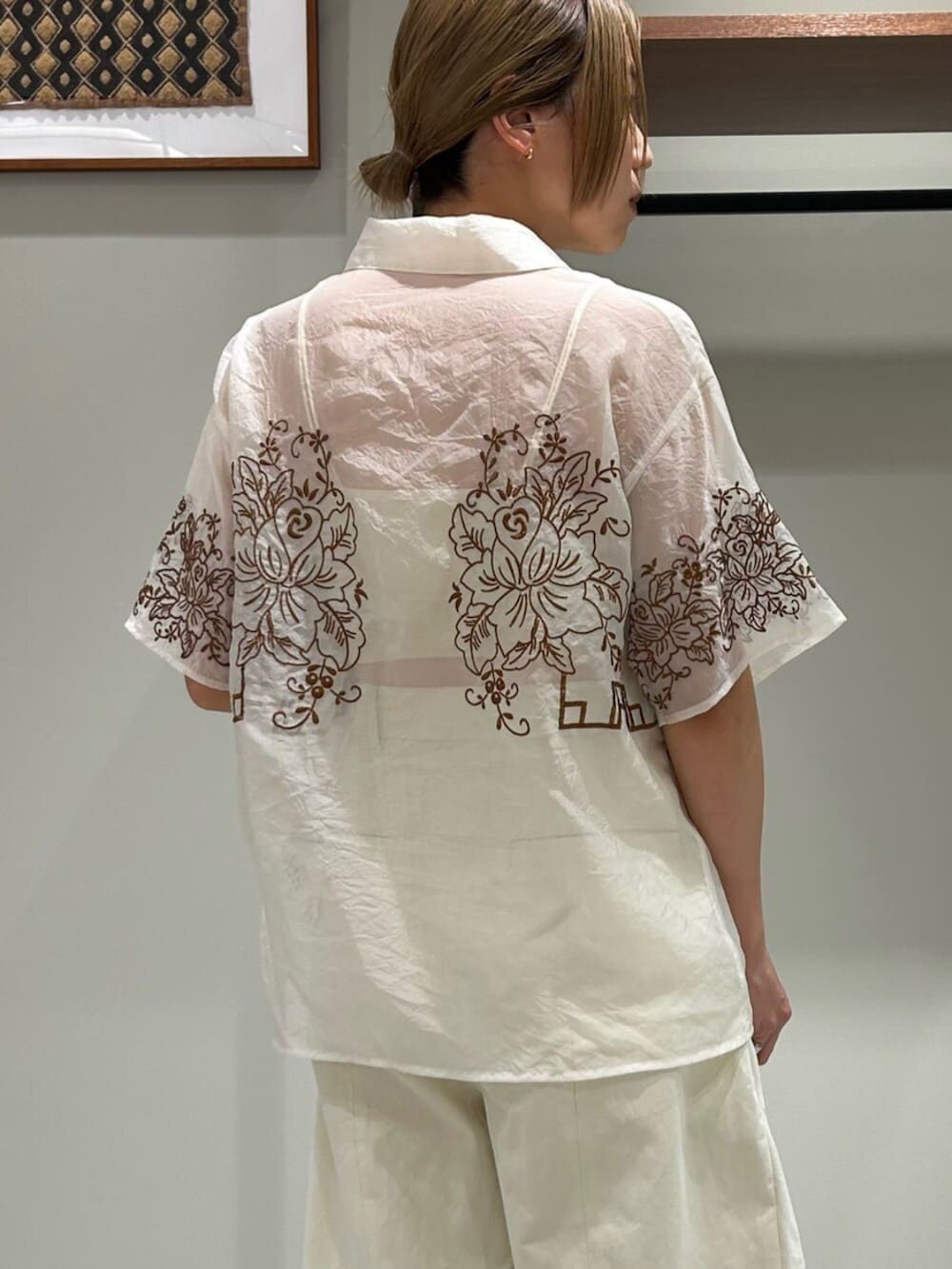 シルバー系のサンダル、ホワイト系のチノパンツ、ホワイト系のシャツ/ブラウスを着用したレディースの春コーディネートの5枚目の写真