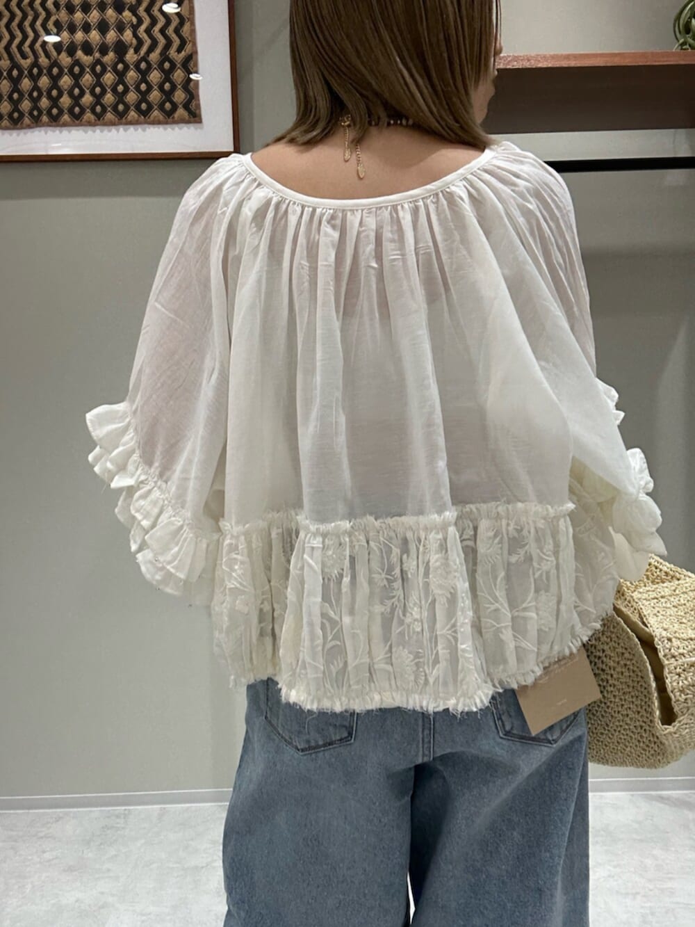 ホワイト系のシャツ/ブラウス、ブルー系のデニムパンツ、シルバー系のサンダルを着用したレディースの春コーディネートの5枚目の写真