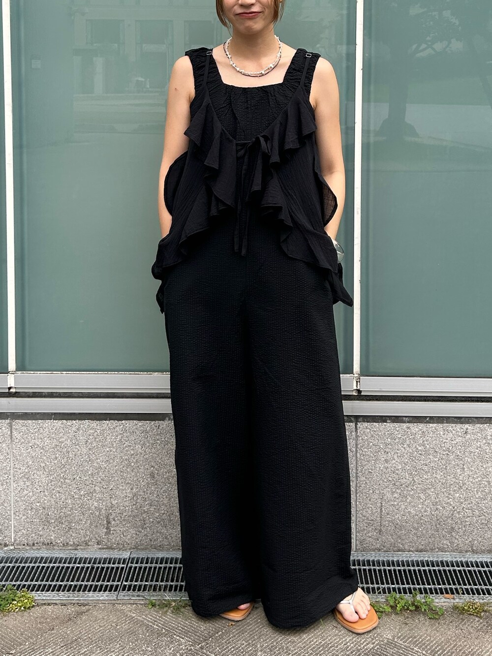 ブラック系のつなぎ/オールインワン、ブラック系のキャミソール、シルバー系のサンダルを着用したレディースの夏コーディネートの8枚目の写真