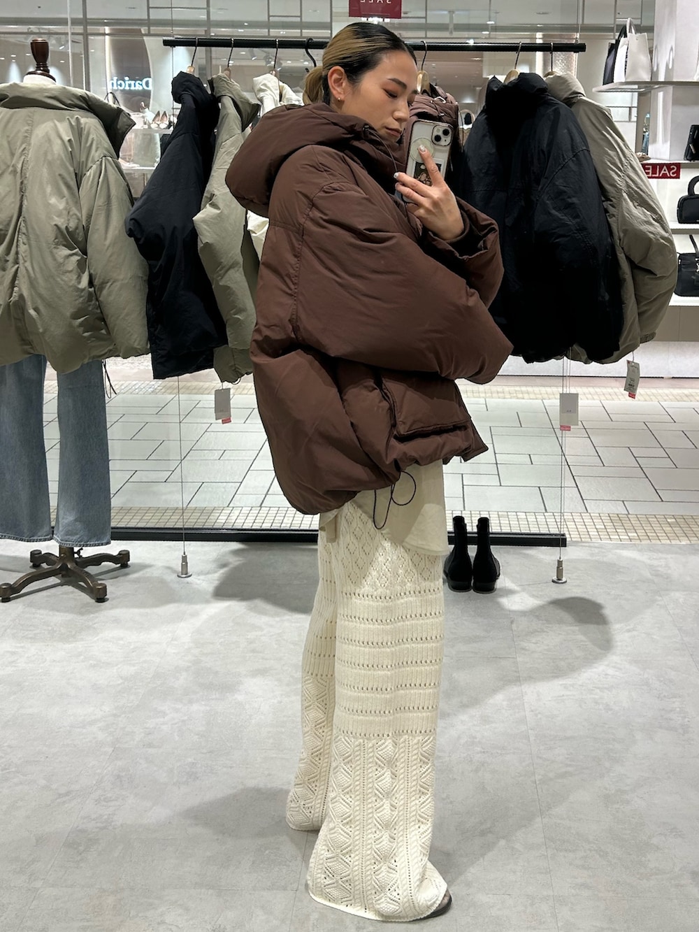 ブラウン系のダウンジャケット/コート、ホワイト系のシャツ/ブラウス、ホワイト系のその他パンツを着用したレディースの冬コーディネートの2枚目の写真