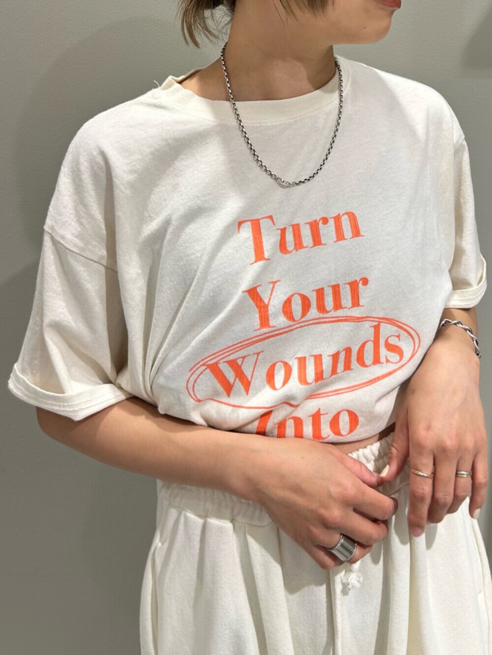 ホワイト系のスウェットパンツ、ホワイト系のシャツ/ブラウス、ホワイト系のTシャツ/カットソーを着用したレディースの春コーディネートの5枚目の写真