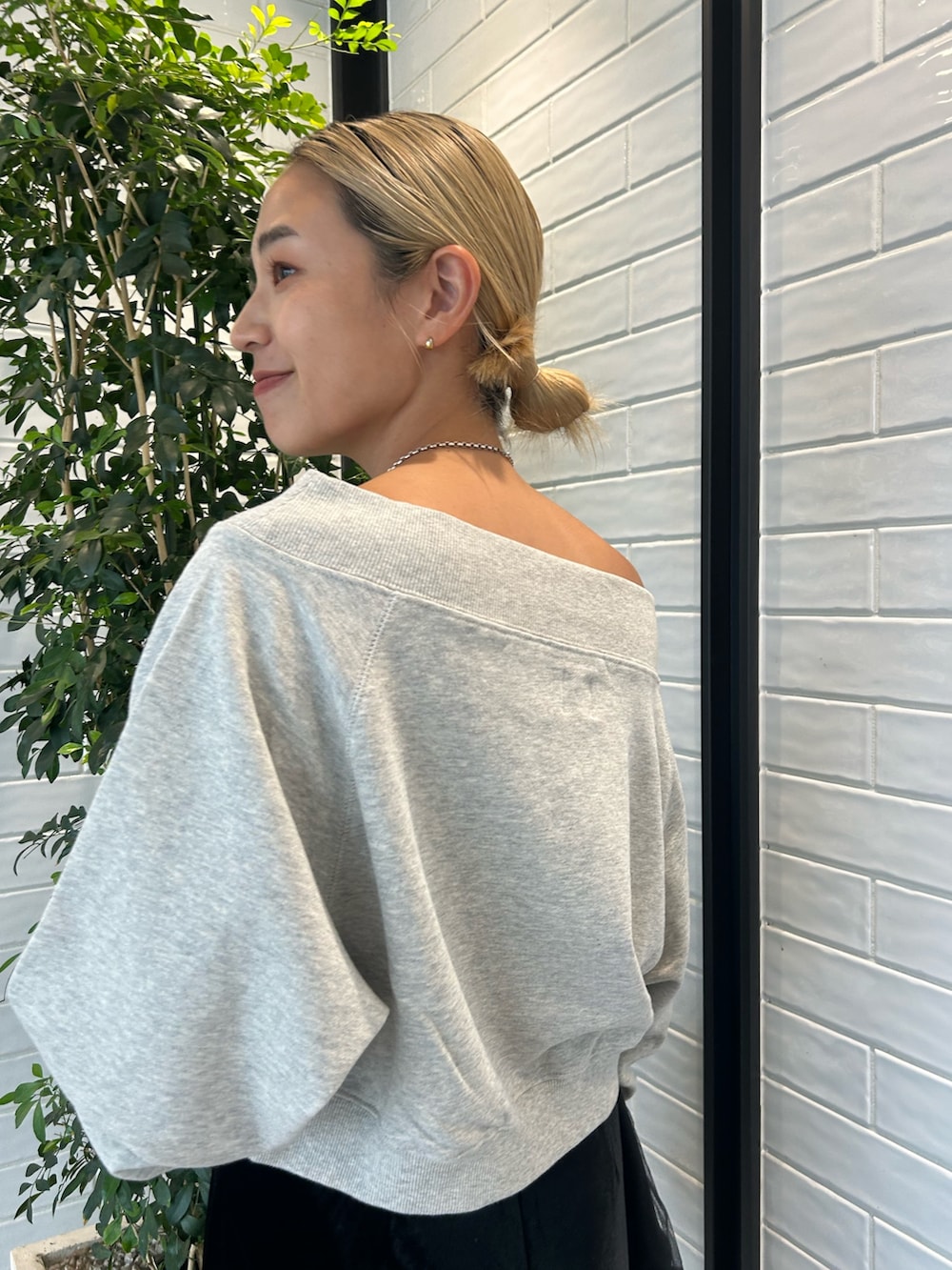 ブラック系のスカート、ブラック系のMA-1、グレー系のスウェットを着用したレディースの秋コーディネートの8枚目の写真