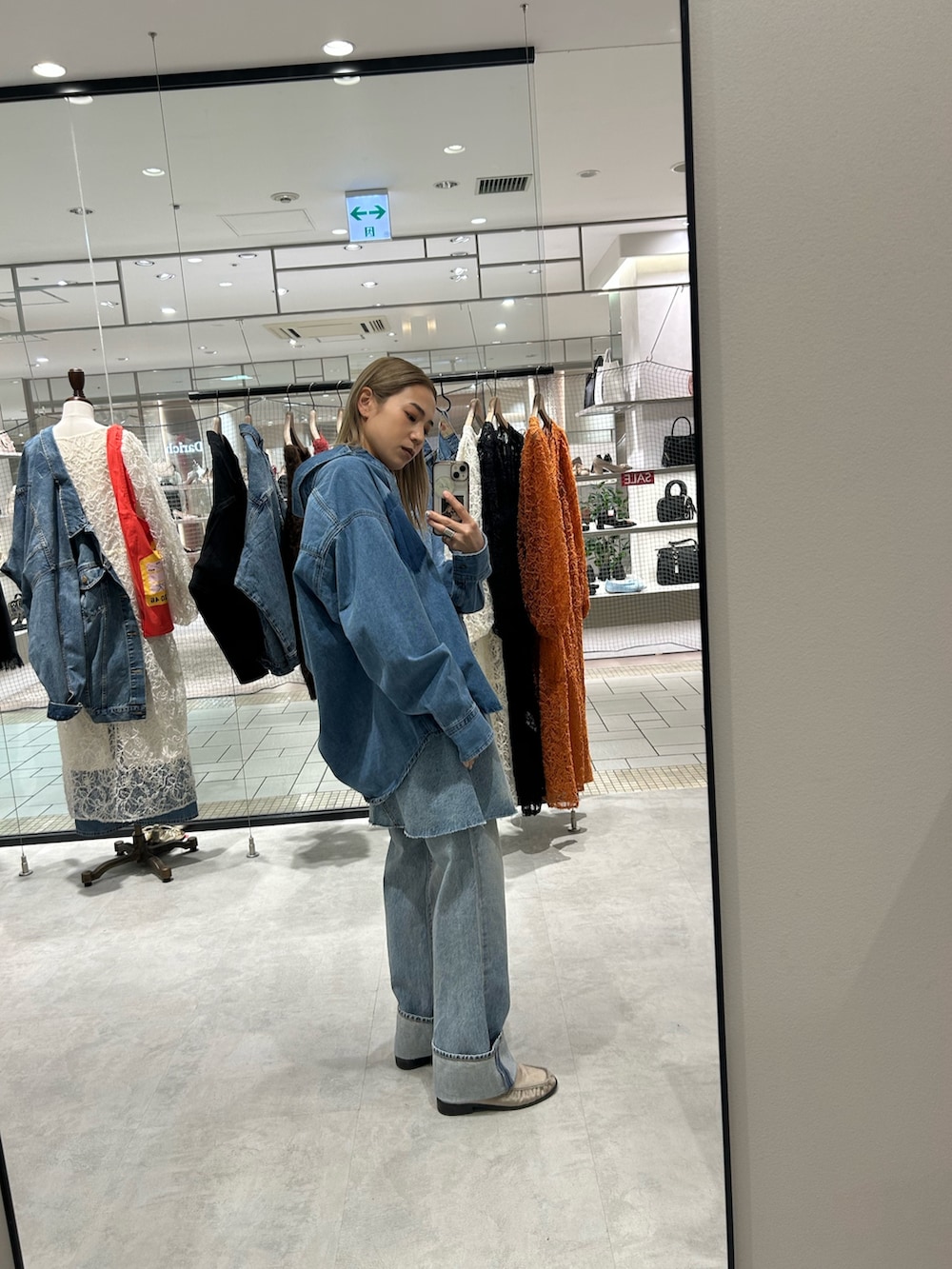 ブルー系のシャツ/ブラウス、ブルー系のスカート、ブルー系のデニムパンツを着用したレディースの冬コーディネートの3枚目の写真