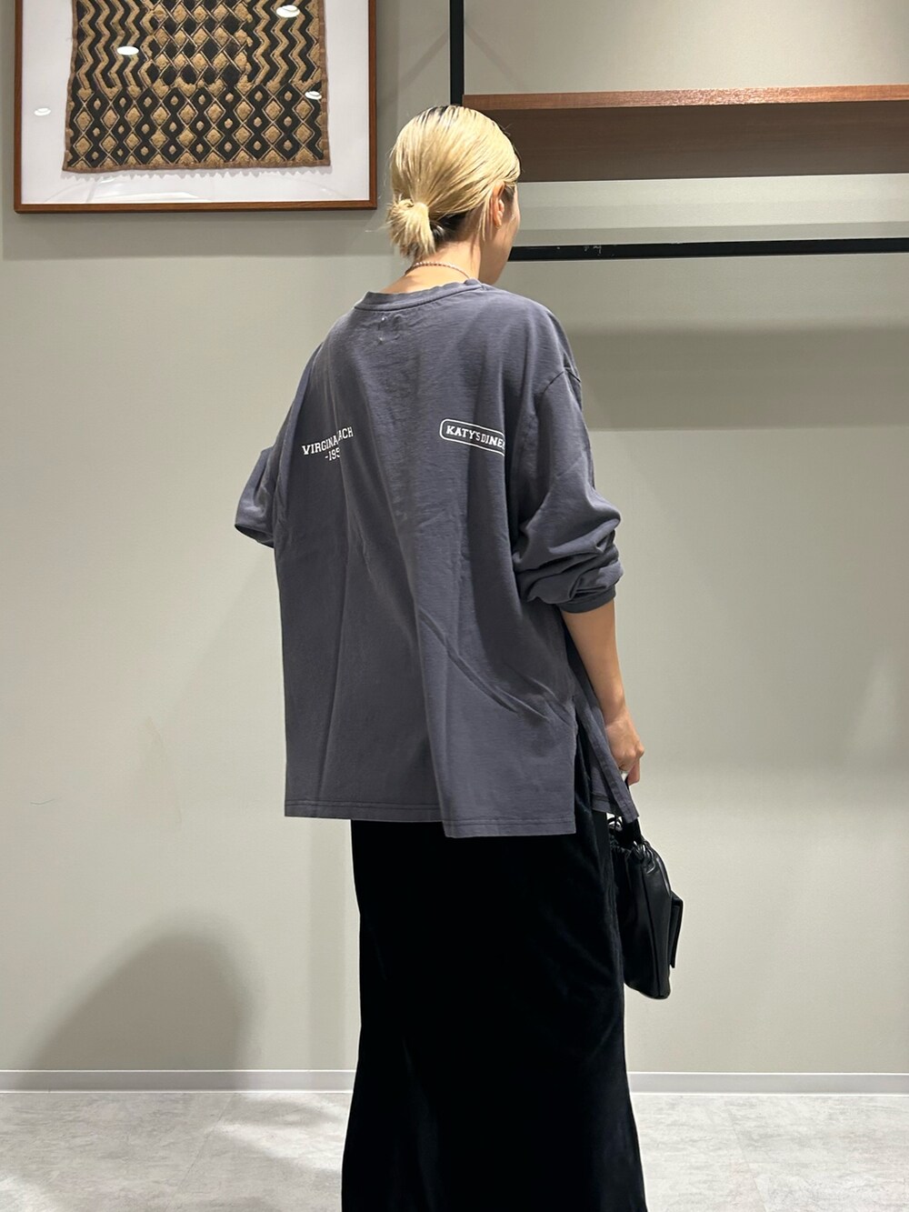 グレー系のテーラードジャケット、ブルー系のTシャツ/カットソー、ブラック系のスカートを着用したレディースの秋コーディネートの9枚目の写真