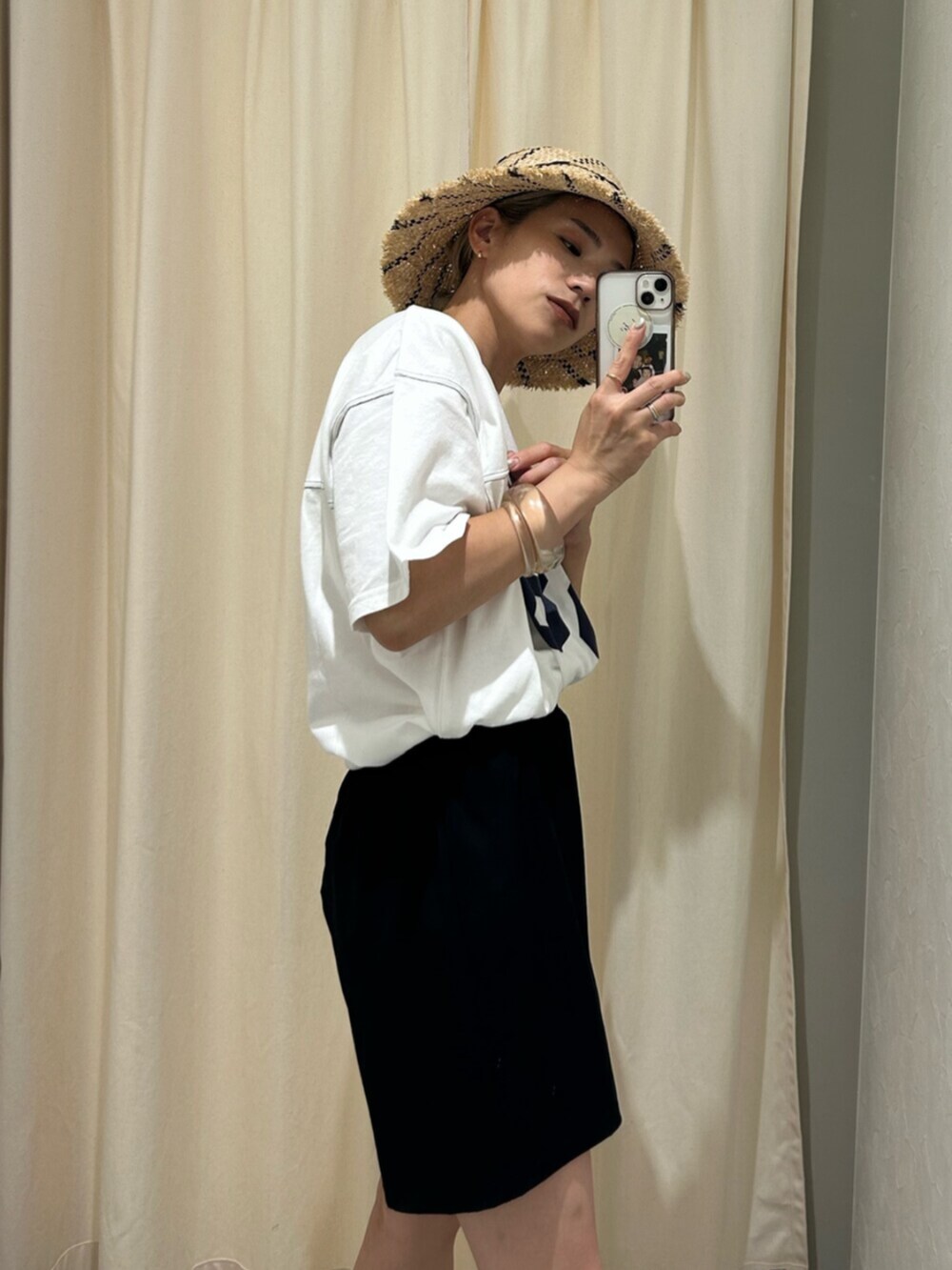 ホワイト系のTシャツ/カットソー、その他のハット、ブラック系の水着を着用したレディースの夏コーディネートの5枚目の写真