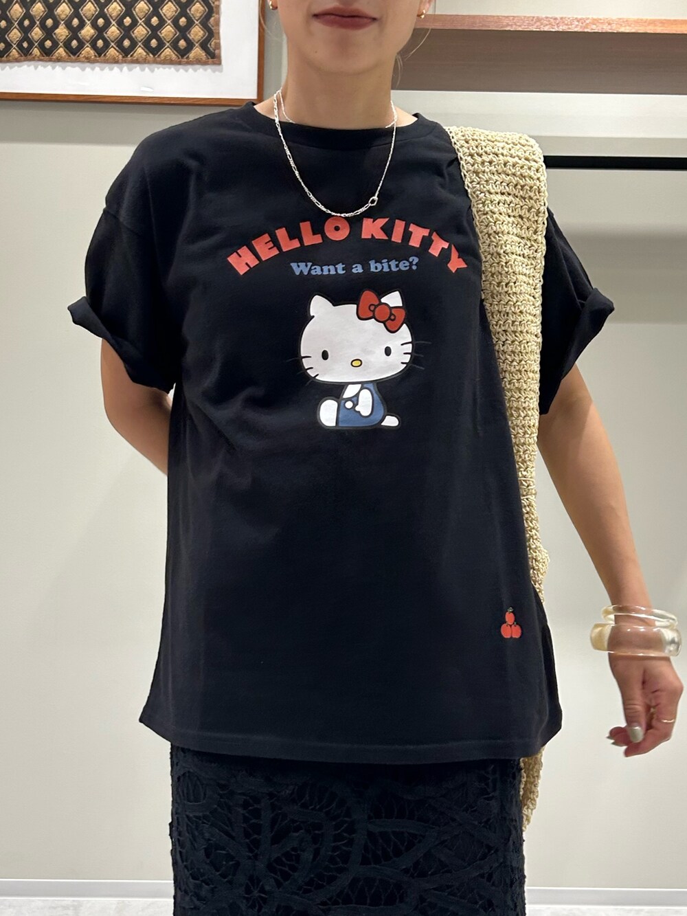 ブラック系のTシャツ/カットソー、ブラック系のスカート、ベージュ系のショルダーバッグを着用したレディースの夏コーディネートの4枚目の写真