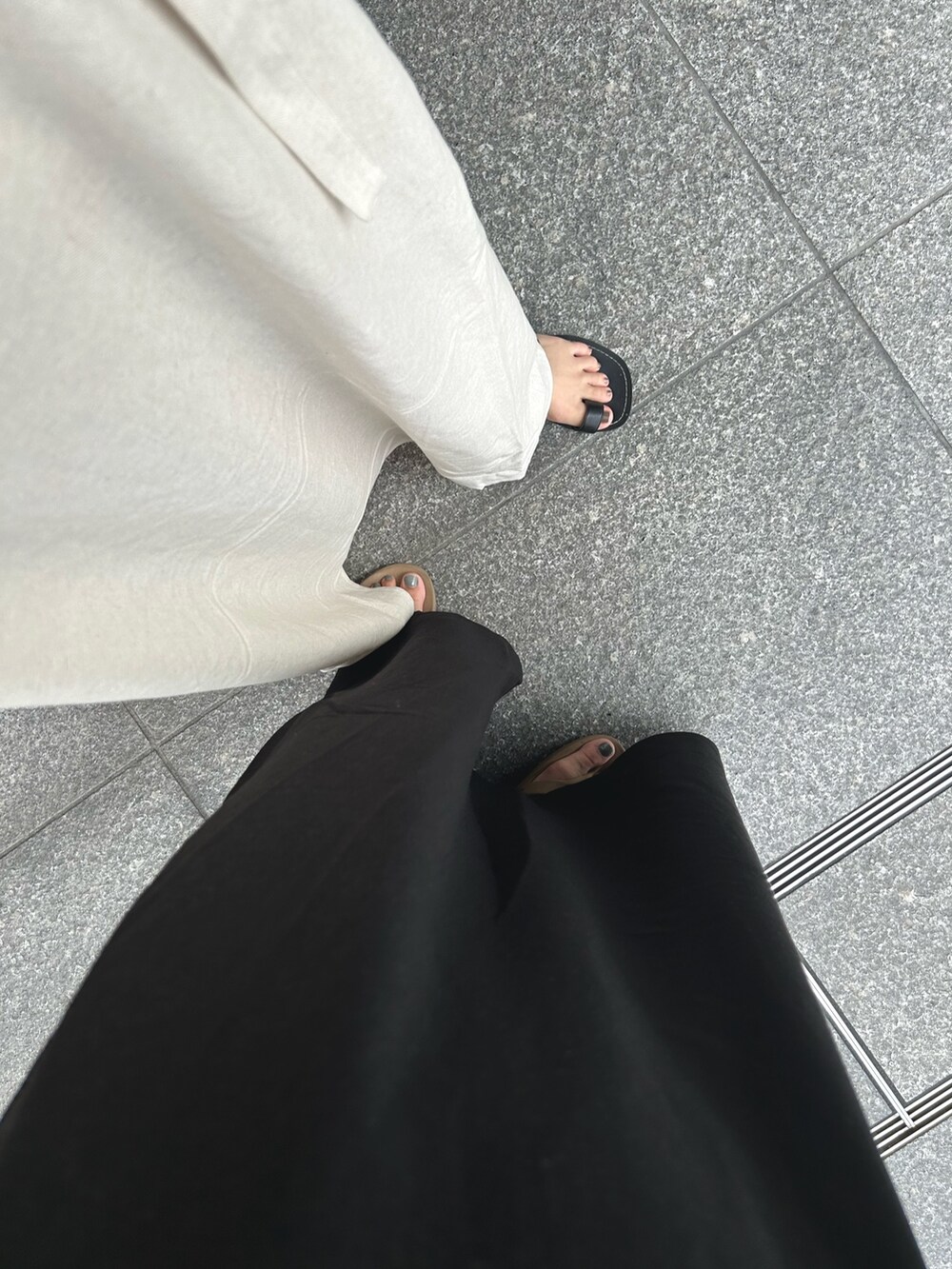 ブラック系のワンピース、イエロー系のTシャツ/カットソー、ブラック系のサンダルを着用したレディースの夏コーディネートの3枚目の写真