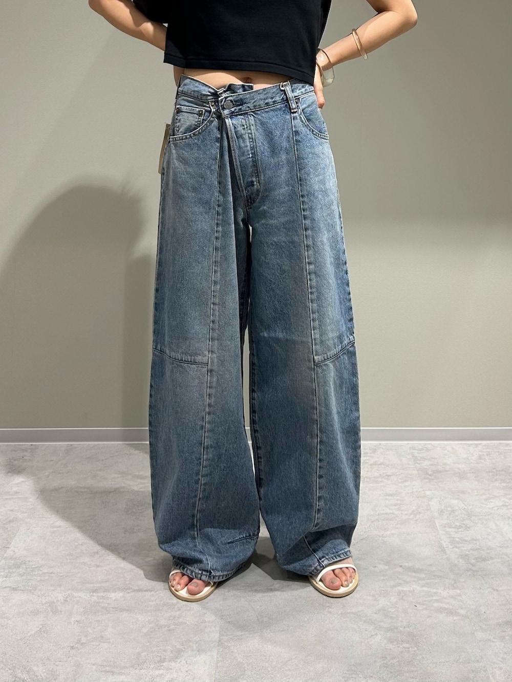 ホワイト系のサンダル、ブラック系のTシャツ/カットソー、ブラック系のハンドバッグを着用したレディースの夏コーディネートの8枚目の写真