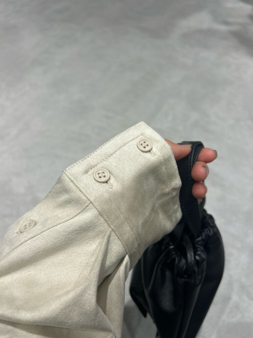 ブラック系のショルダーバッグ、ホワイト系のシャツ/ブラウス、ブルー系のデニムパンツを着用したレディースの秋コーディネートの6枚目の写真