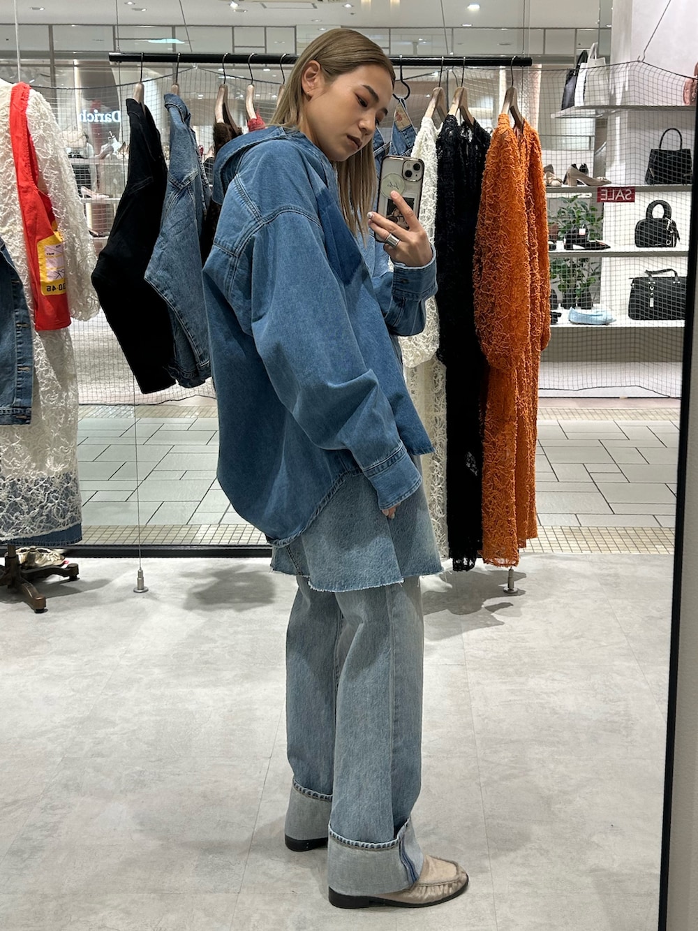 ブルー系のシャツ/ブラウス、ブルー系のスカート、ブルー系のデニムパンツを着用したレディースの冬コーディネートの2枚目の写真