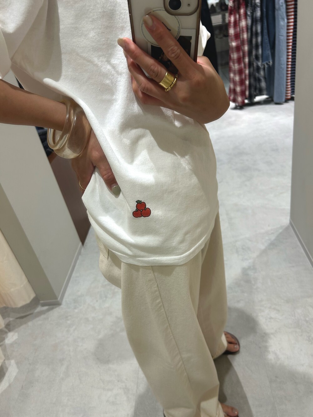 ホワイト系のデニムパンツ、ホワイト系のTシャツ/カットソー、ホワイト系のポーチを着用したレディースの夏コーディネートの5枚目の写真