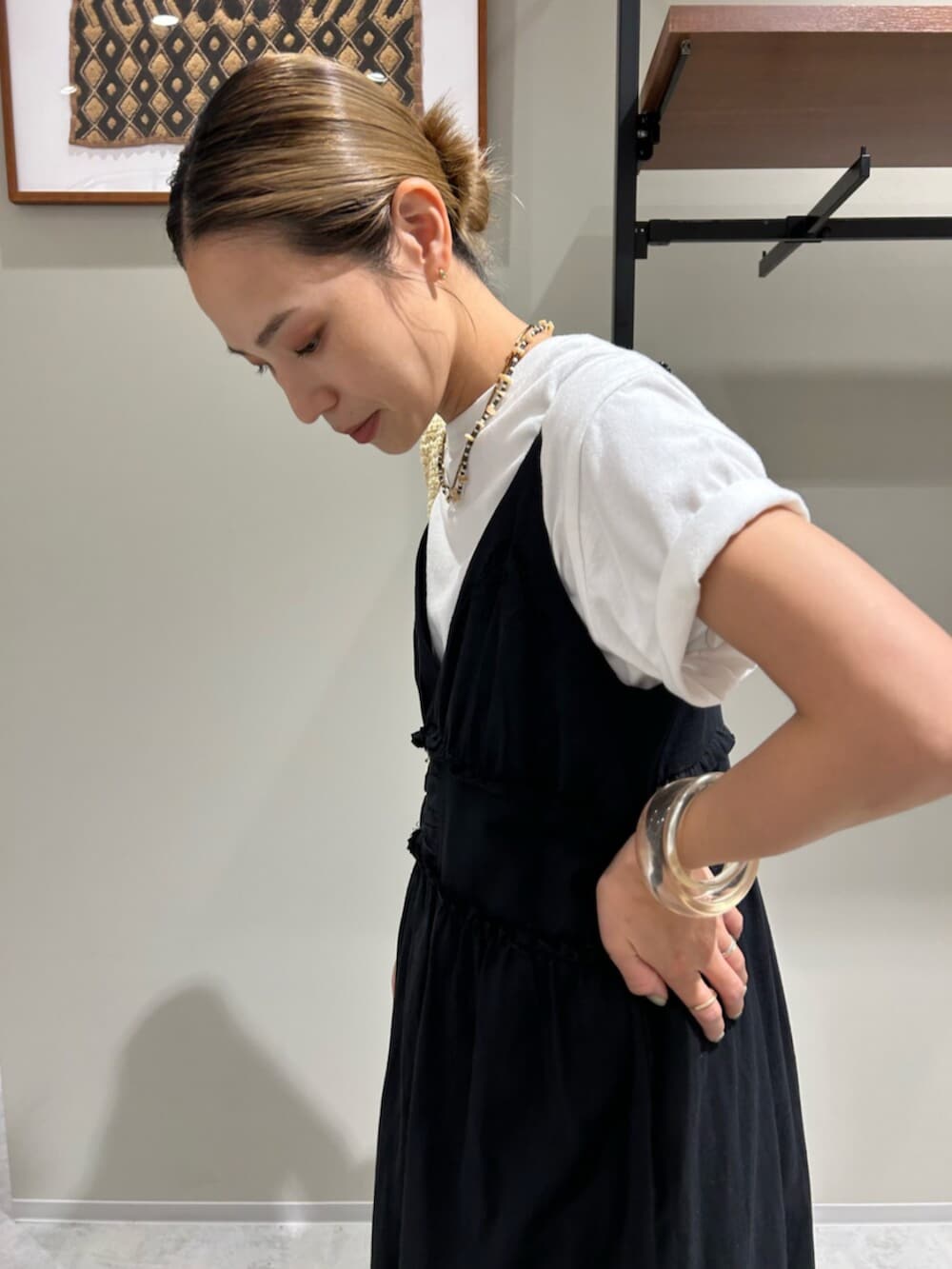 ブルー系のデニムパンツ、ブラック系のワンピース、ホワイト系のTシャツ/カットソーを着用したレディースの夏コーディネートの5枚目の写真