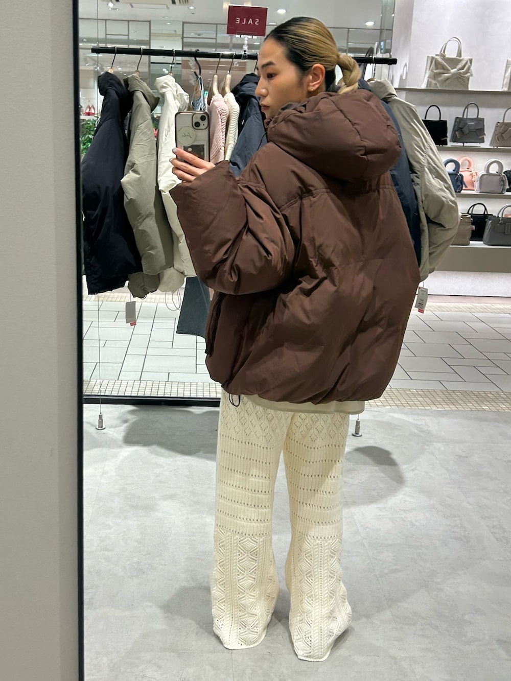 ブラウン系のダウンジャケット/コート、ホワイト系のシャツ/ブラウス、ホワイト系のその他パンツを着用したレディースの冬コーディネートの3枚目の写真