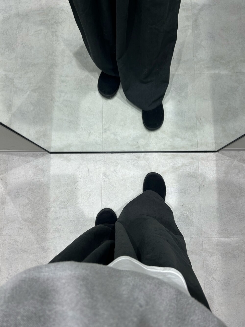 グレー系のニット/セーター、ホワイト系のTシャツ/カットソー、グレー系のその他パンツを着用したレディースの冬コーディネートの5枚目の写真