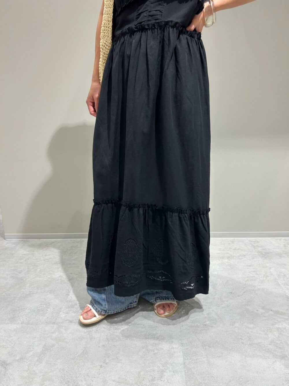 ブルー系のデニムパンツ、ブラック系のワンピース、ホワイト系のTシャツ/カットソーを着用したレディースの夏コーディネートの8枚目の写真