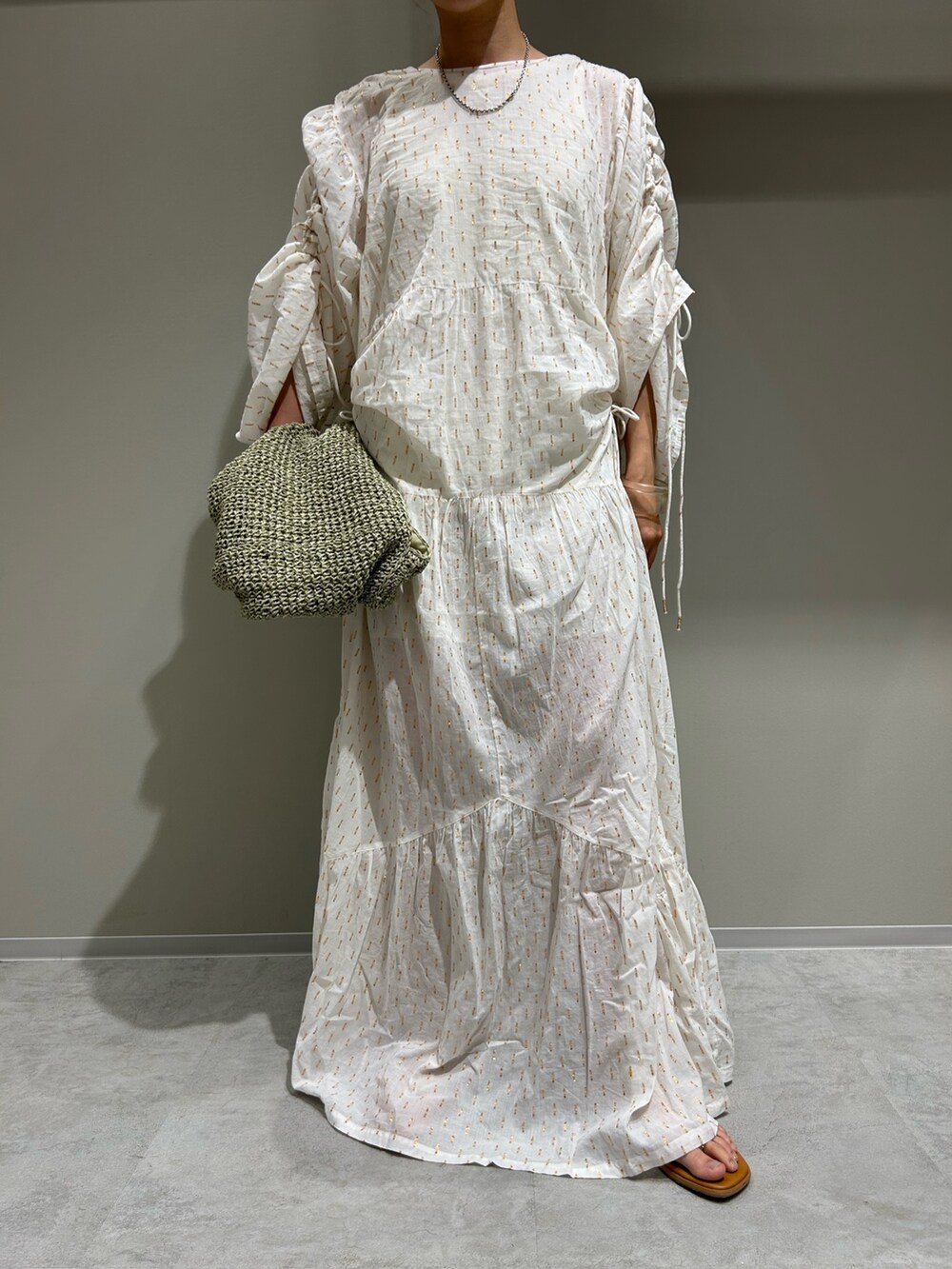 ホワイト系のワンピース、グリーン系のショルダーバッグを着用したレディースの夏コーディネートの8枚目の写真