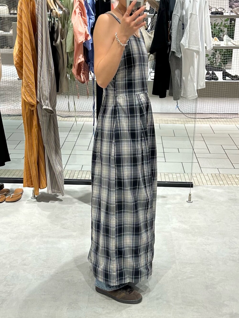 ブルー系のワンピース、ホワイト系のキャミソール、ブルー系のデニムパンツを着用したレディースの夏コーディネートの3枚目の写真