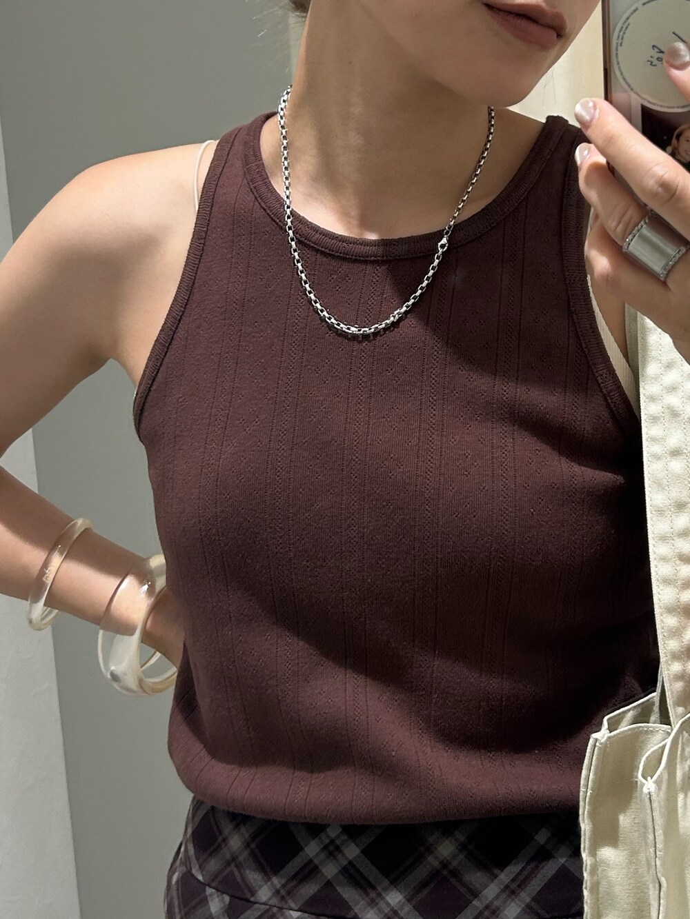 ブラウン系のスカート、ブラウン系のタンクトップ、ホワイト系のトートバッグを着用したレディースの夏コーディネートの6枚目の写真