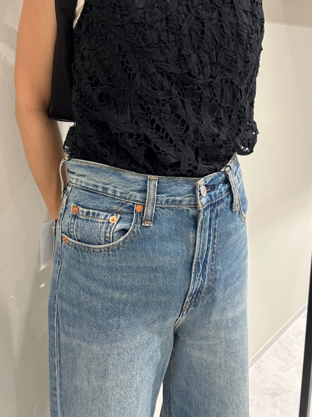 ブルー系のデニムパンツ、ホワイト系のシャツ/ブラウスを着用したレディースの夏コーディネートの5枚目の写真