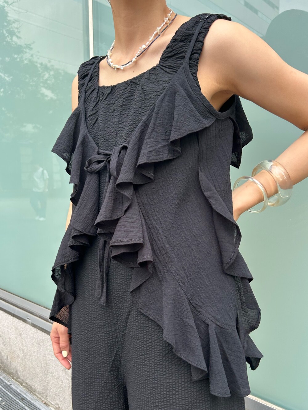 ブラック系のつなぎ/オールインワン、ブラック系のキャミソール、シルバー系のサンダルを着用したレディースの夏コーディネートの5枚目の写真