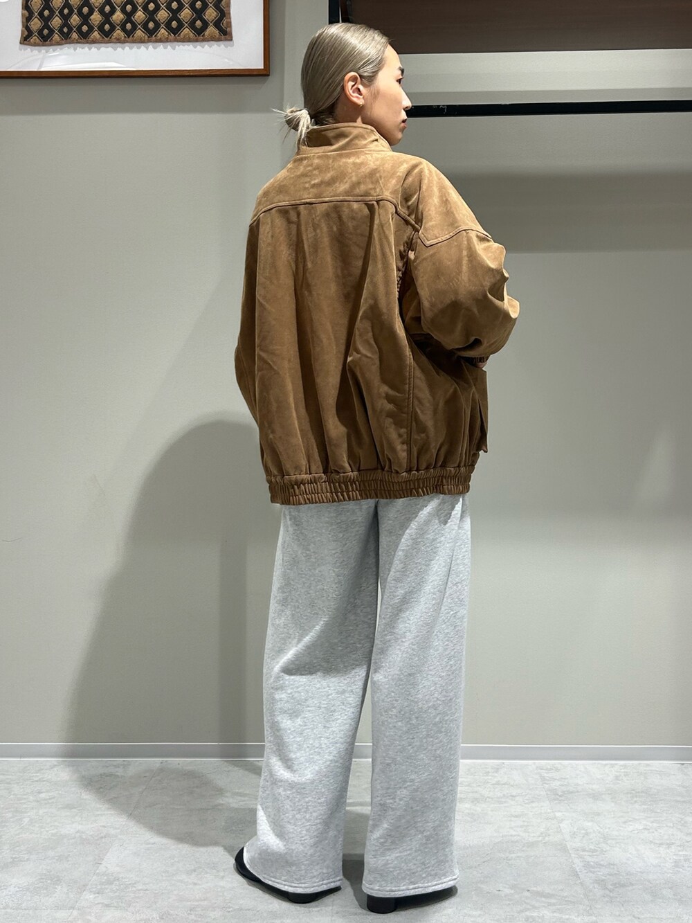 グレー系のスウェットパンツ、ブラウン系のブルゾンを着用したレディースの秋コーディネートの3枚目の写真