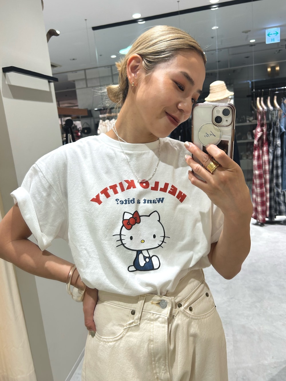ホワイト系のデニムパンツ、ホワイト系のTシャツ/カットソー、ホワイト系のポーチを着用したレディースの夏コーディネートの4枚目の写真