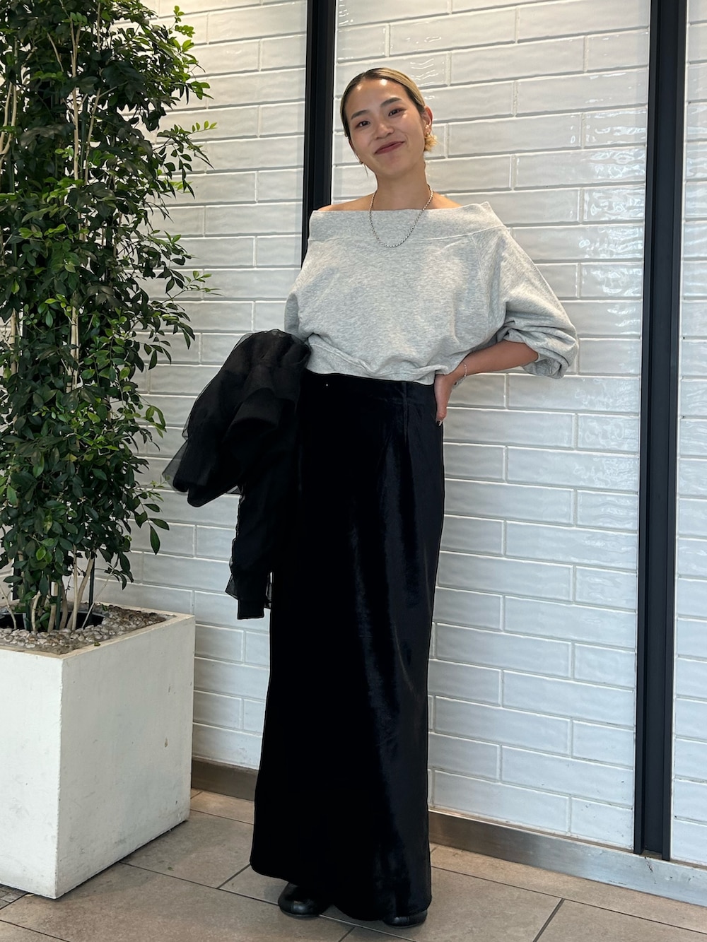 ブラック系のスカート、ブラック系のMA-1、グレー系のスウェットを着用したレディースの秋コーディネートの4枚目の写真