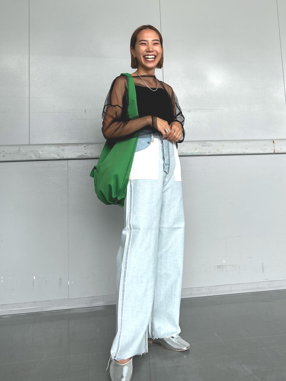 ブルー系のデニムパンツ、ブラック系のTシャツ/カットソー、ブラック系のキャミソールを着用したレディースの夏コーディネートの2枚目の写真