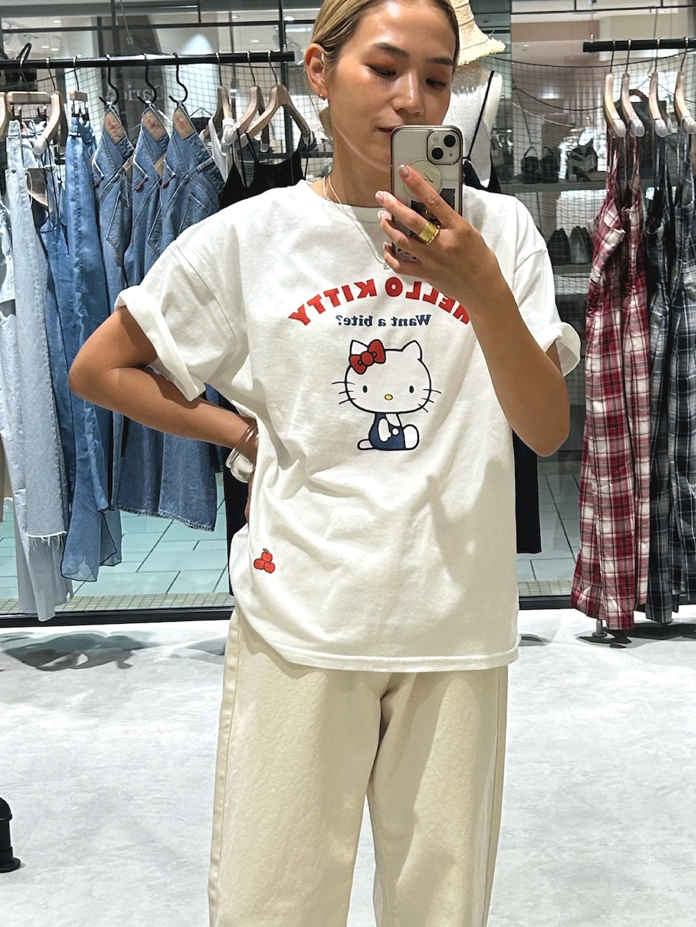 ホワイト系のデニムパンツ、ホワイト系のTシャツ/カットソー、ホワイト系のポーチを着用したレディースの夏コーディネートの6枚目の写真