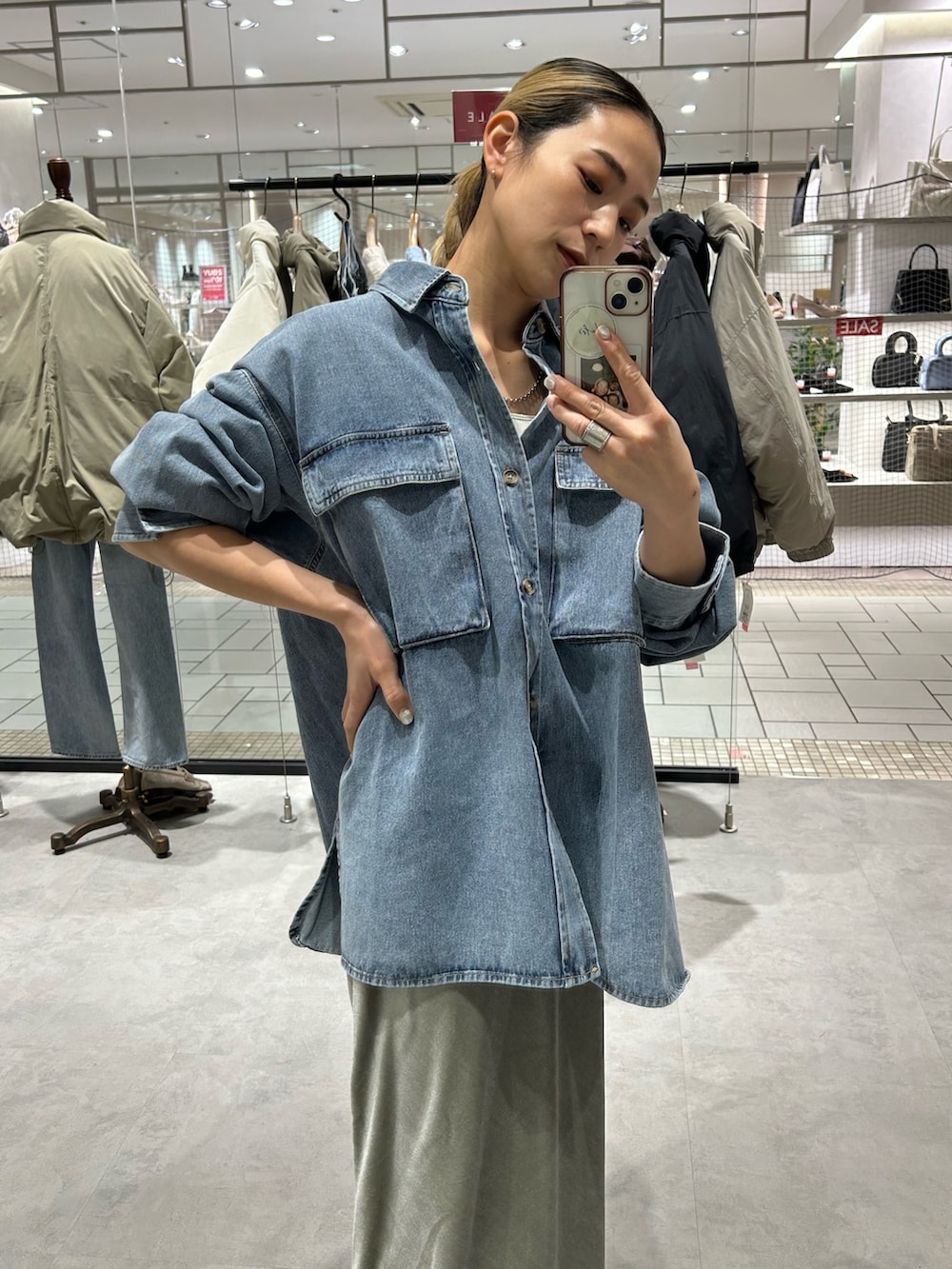 ブルー系のシャツ/ブラウス、グレー系のスカート、ベージュ系のローファーを着用したレディースの冬コーディネートの4枚目の写真