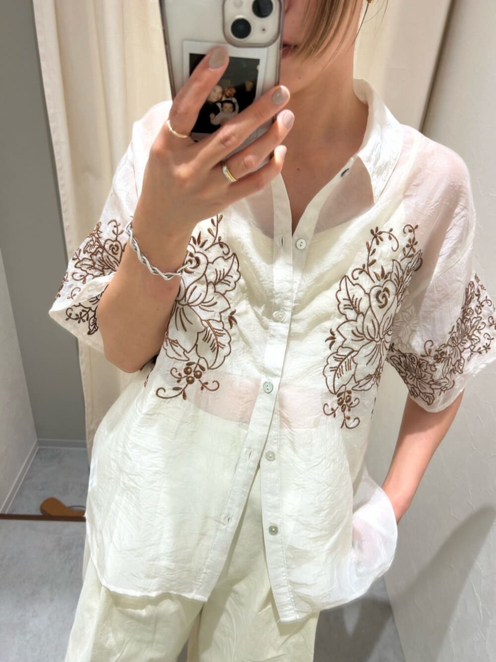 シルバー系のサンダル、ホワイト系のチノパンツ、ホワイト系のシャツ/ブラウスを着用したレディースの春コーディネートの6枚目の写真