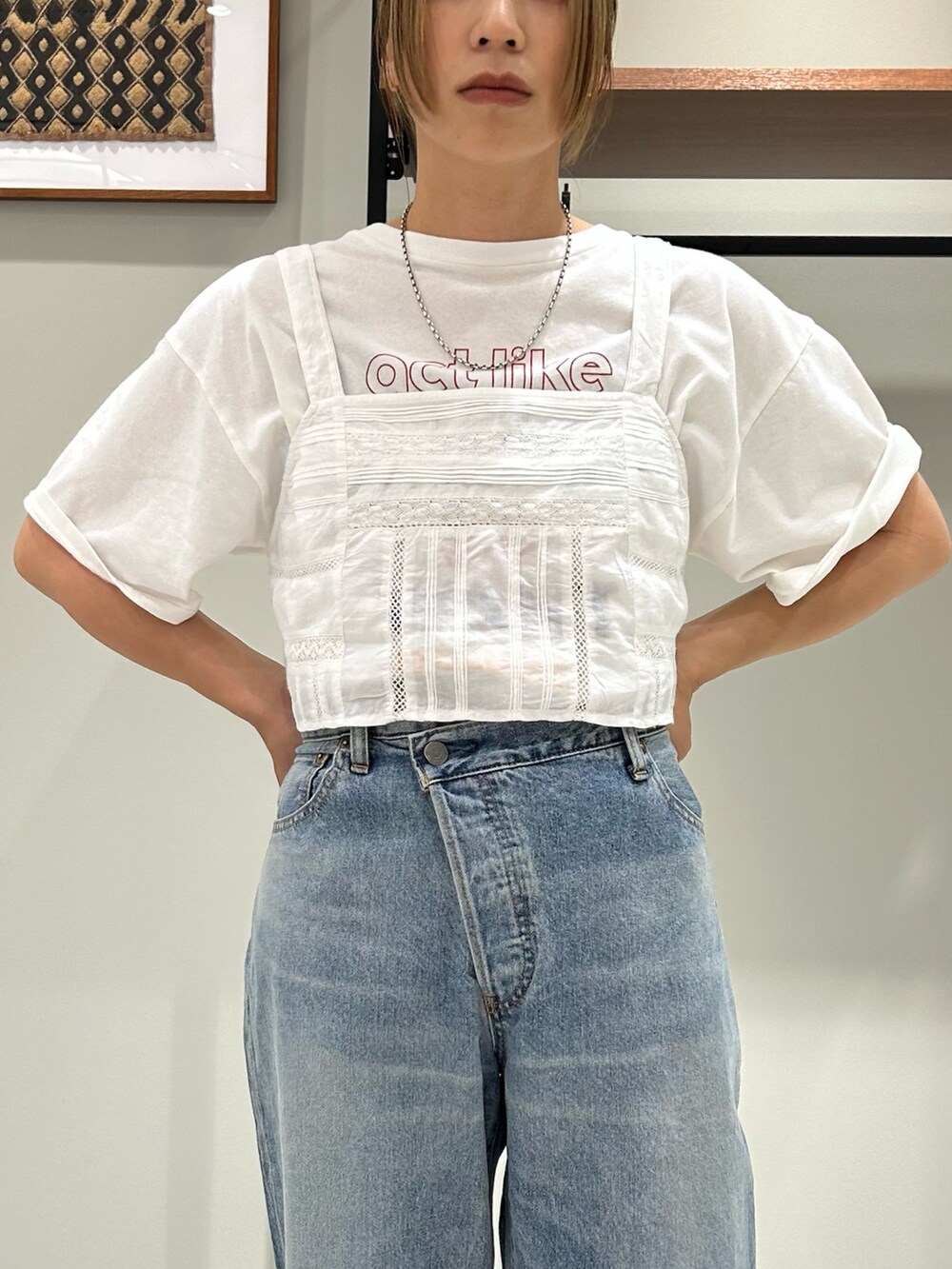 ブルー系のデニムパンツ、ホワイト系のキャミソール、ホワイト系のTシャツ/カットソーを着用したレディースの春コーディネートの7枚目の写真
