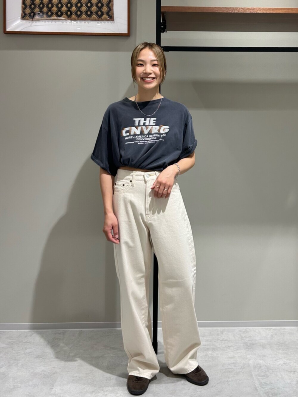 ホワイト系のデニムパンツ、グレー系のTシャツ/カットソー、シルバー系のネックレスを着用したレディースの春コーディネートの5枚目の写真