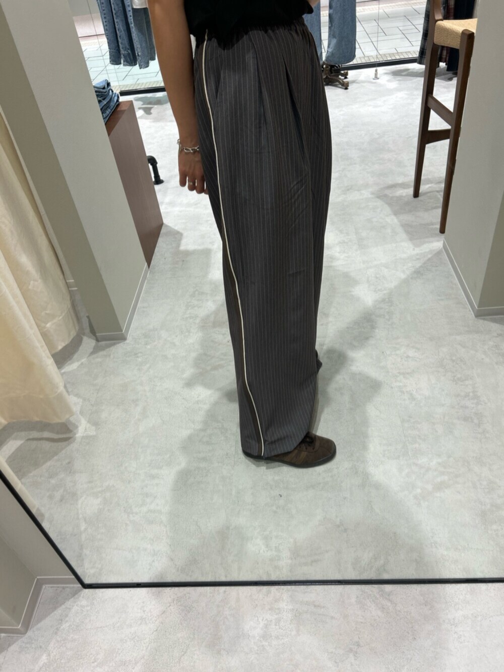 グレー系のその他パンツ、ブラック系のシャツ/ブラウスを着用したレディースの春コーディネートの7枚目の写真